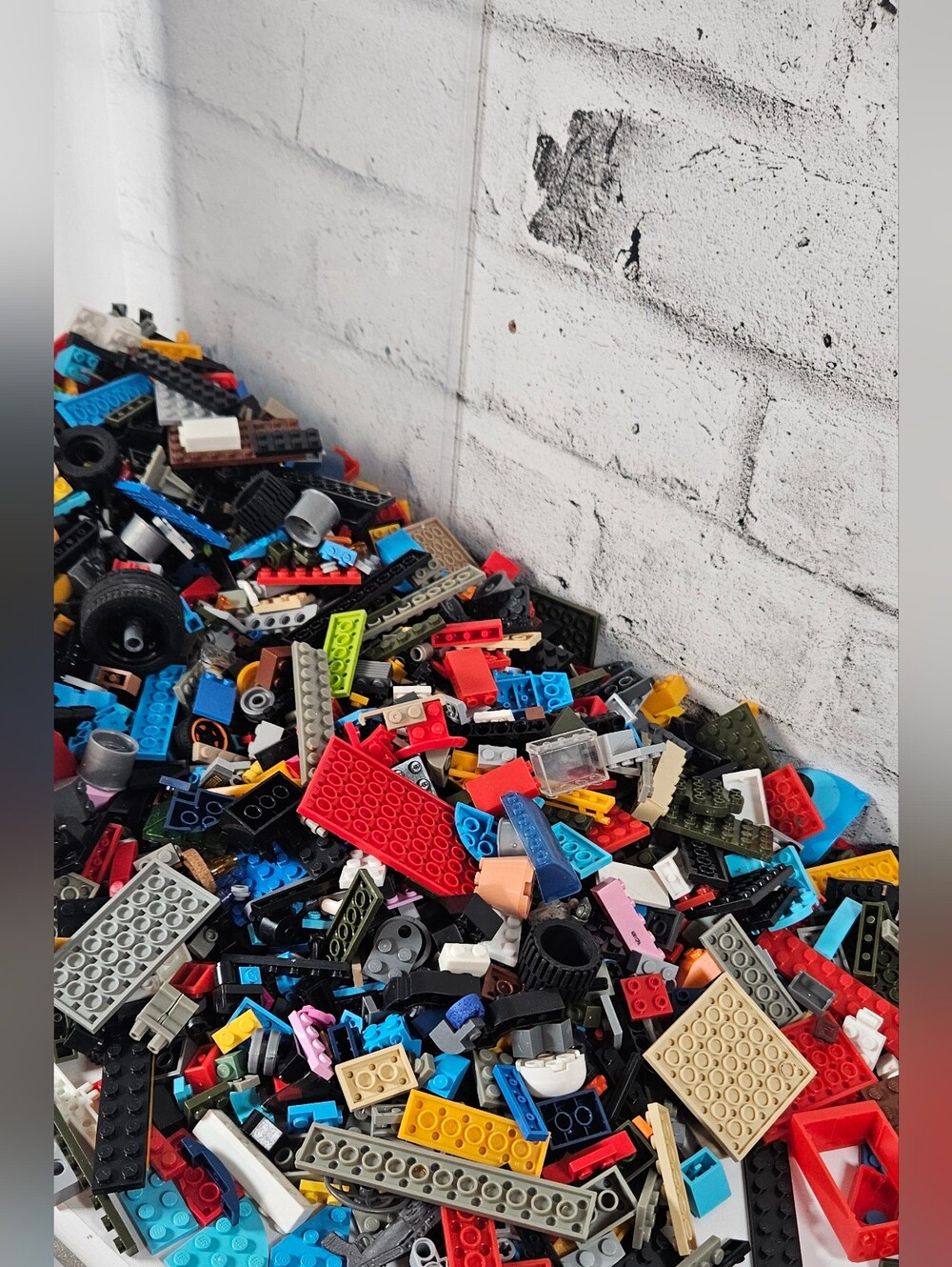 LEGO Mixed Bulk Lot 2.45kg Random Bricks Parts Minifigures Wheels Pieces - Picture 5 of 9